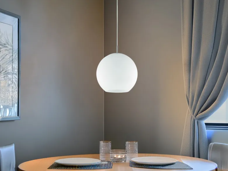 LED Pendelleuchte mit Kugel aus weißem Opalglas, Ø 30cm