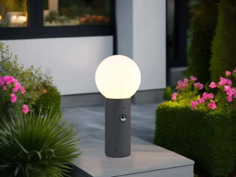LED Sockelleuchte in Anthrazit mit Glaskugel & Bewegungsmelder, Höhe 40cm
