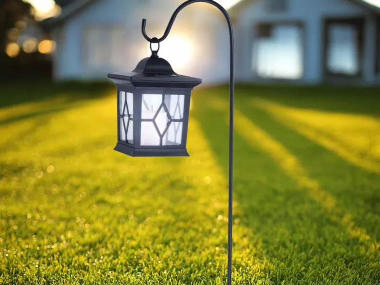 LED Solar Erdspießleuchte mit aufgehängter Laterne, Schwarz Höhe 68cm