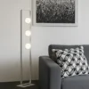 LED Stehleuchte 3-flammig Weiß mit Glaskugeln Opalweiß, Höhe 140cm