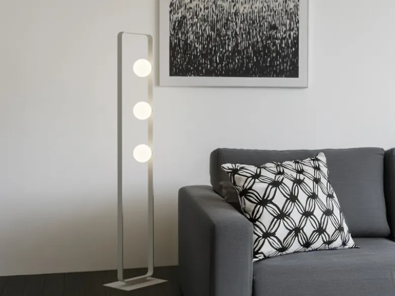 LED Stehleuchte 3-flammig Weiß mit Glaskugeln Opalweiß, Höhe 140cm