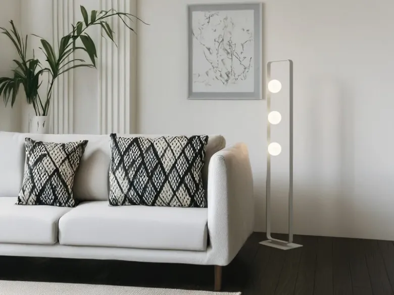 LED Stehleuchte 3-flammig Weiß mit Glaskugeln Opalweiß, Höhe 140cm
