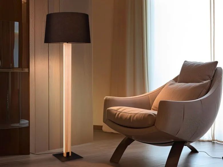 LED Stehleuchte mit beleuchtetem Holzkorpus und Stoffschirm, H: 150cm