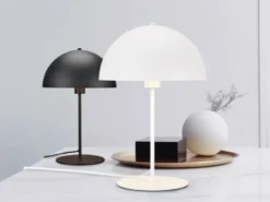 LED Tischleuchte aus Metall Schwarz, Lampenschirm innen Gold, Höhe 30cm