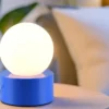 LED Tischleuchte Blau mit Touch-Funktion & Glaskugel Weiß, Höhe 17cm
