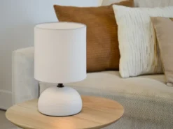 LED Tischleuchte Keramik Weiß runder Stofflampenschirm in Weiß, Höhe 23cm