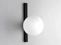 LED Wandleuchte 1-flammig Schwarz mit Glaskugel Opalweiß, Höhe 28cm