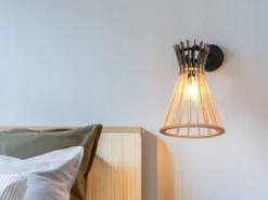 LED Wandleuchte mit Schalter & Lamellen Lampenschirm in Holzoptik, Höhe 24cm
