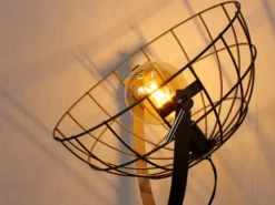 Retro Stehleuchte GRID mit schwenkbarem Gitterschirm aus Metall Anthrazit, 146cm