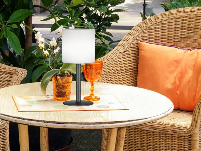 RGB Tischlampe LESINA mit Fernbedienung, per Solar & USB aufladbar, Höhe 30cm