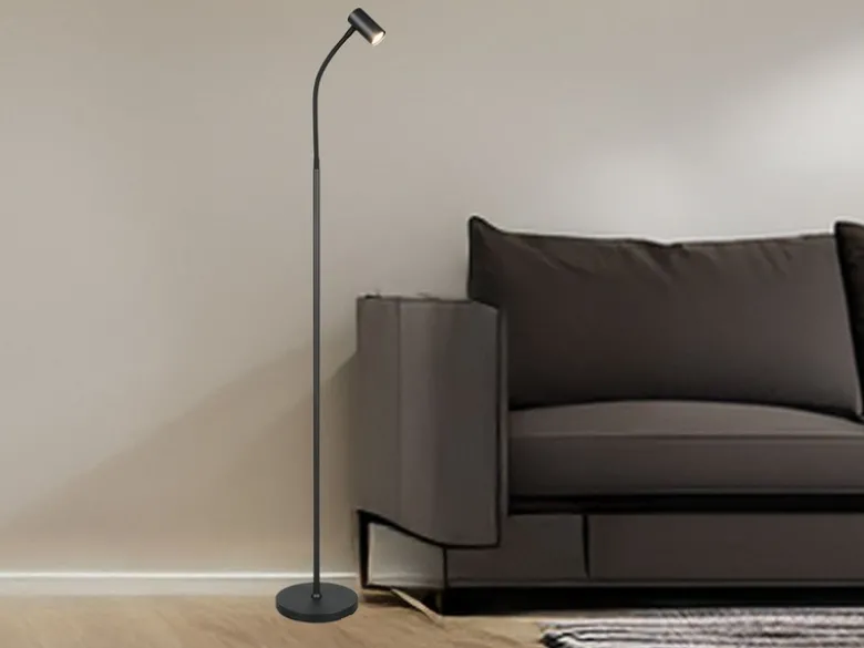 Schmale Stehlampe TARYN Schwarz mit flexibel einstellbarem Spot, Höhe 133,5cm