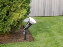 Schwenkbarer Gartenstrahler CACERES mit Erdspieß & 2 Meter Anschlusskabel