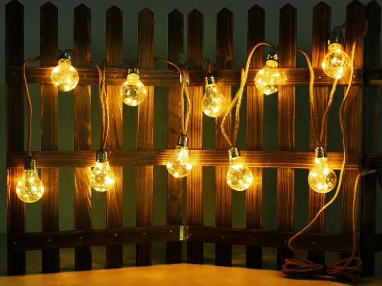 Solarbetriebene LED Outdoor Lichterkette mit 10 Glühbirnen, Länge 5,7 Meter