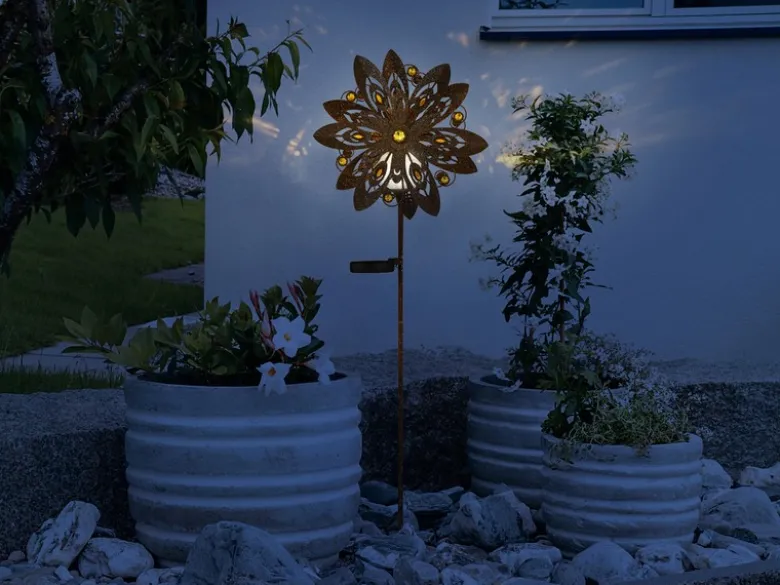 Solar Gartenstecker Windspiel mit Erdspieß aus Metall in Rostoptik, Höhe 124cm