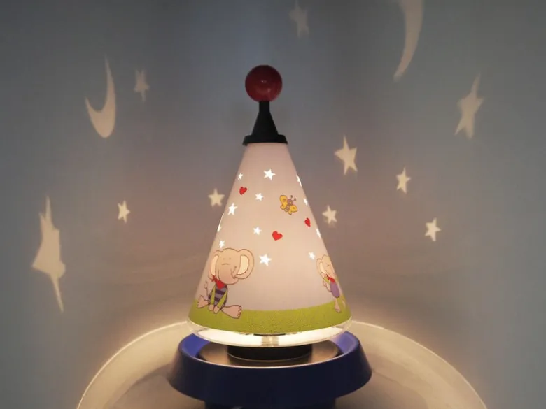 Tischlampe Carrousel LOLO LOMBARDO projiziert Mond und Sterne ins Kinderzimmer