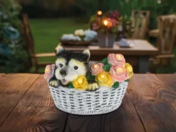 Verspielte LED Deko Solarleuchte Hund und Blumen im Korb, Höhe 13,5cm