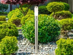 Wegeleuchte BOSTON mit Bewegungsmelder & Steckdosen in Silber, H 110cm