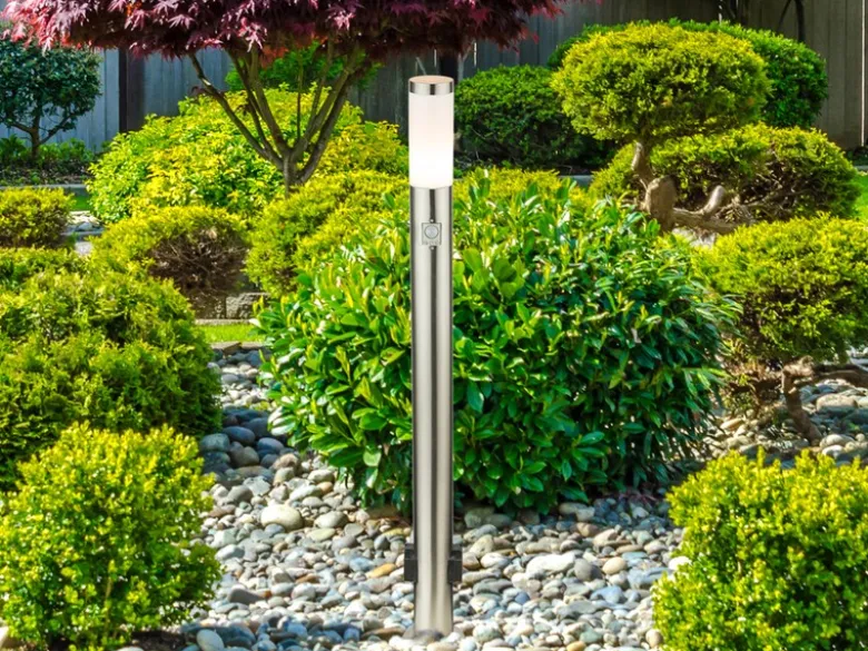 Wegeleuchte BOSTON mit Bewegungsmelder & Steckdosen in Silber, H 110cm