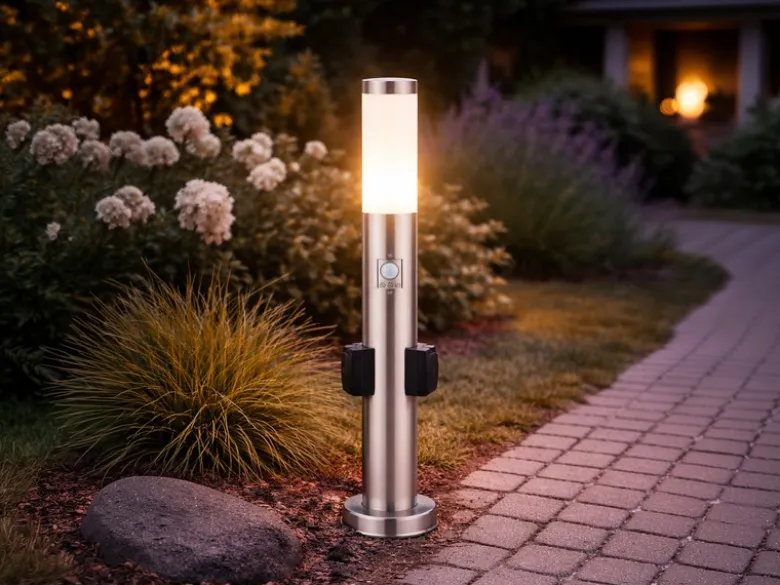 Wegeleuchte BOSTON mit Bewegungsmelder & Steckdosen in Silber, H 60cm
