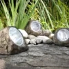 2x LED Gartendeko Solarleuchten in Steinoptik aus grauem Kunststoff